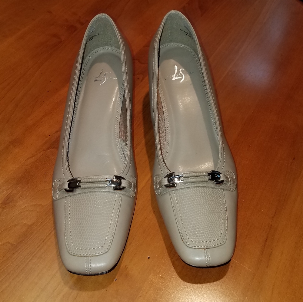 Life Stride heels tan